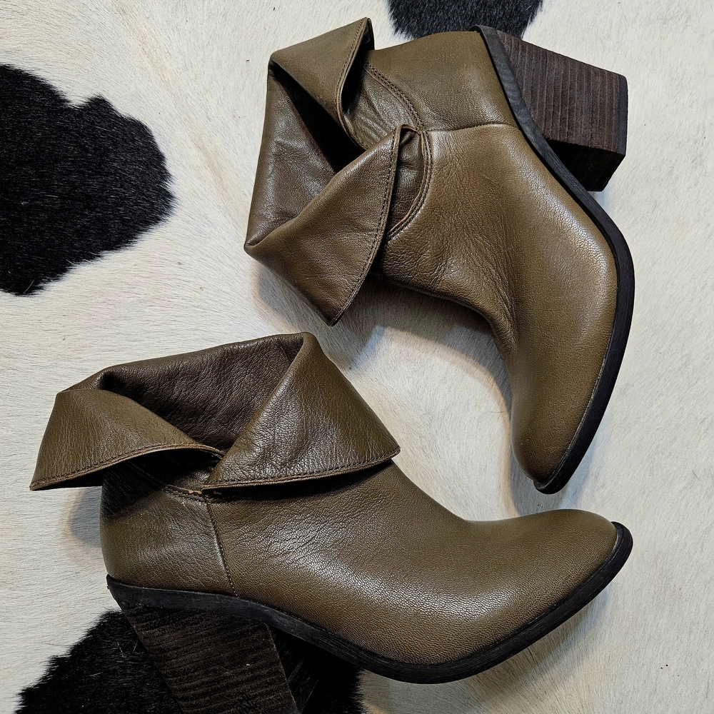 Lucky Brand Olive Green Fold-Over Leather Ankle Booties Size 9.5